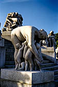 Oslo, Norvegia.Parco Vigeland. Woman stooping towards numerous children, 1918. Granite. Uno dei gruppi scultorei realizzati sulla scalinata su cui sorge il famoso monolito.